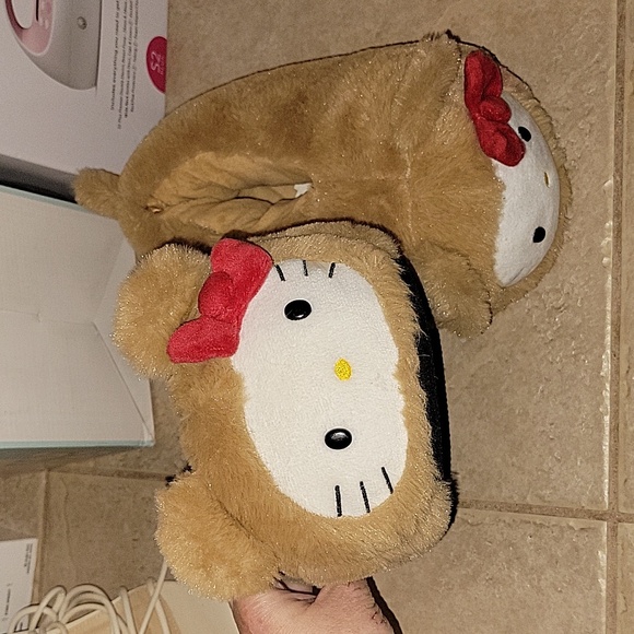 Forever 21 Hello Kitty slippers size large - Picture 1 of 5